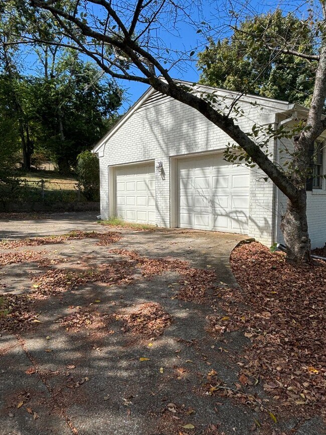 Building Photo - 198 Barker Rd