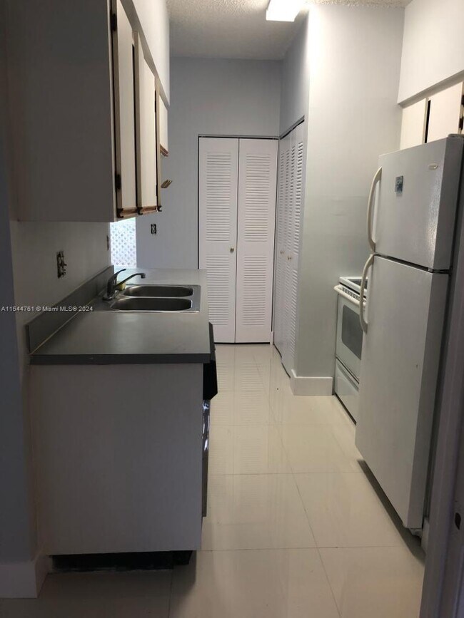 Foto del edificio - 18350 NW 68th Ave
