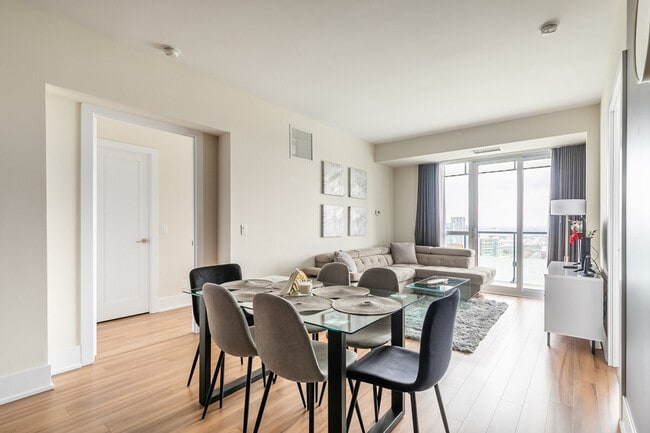 Building Photo - 299 Front St W