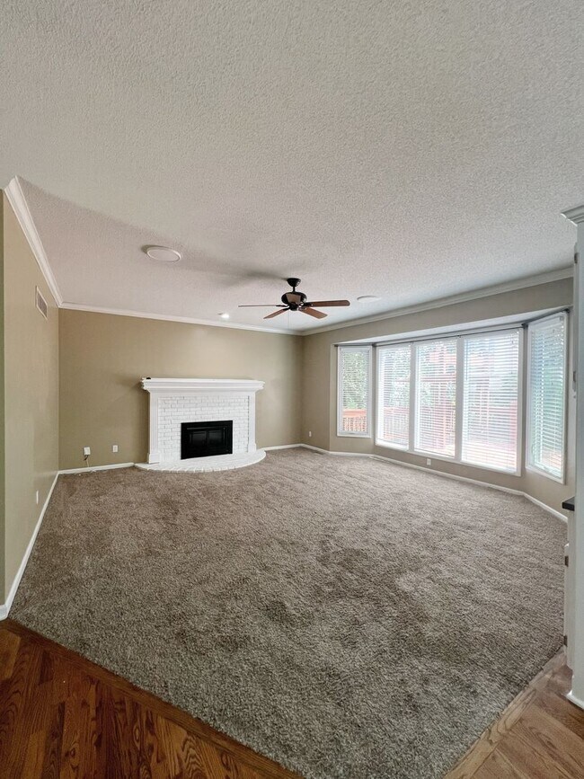 Foto del edificio - SEE IT NOW: Spacious 4-Bed Home with Finis...