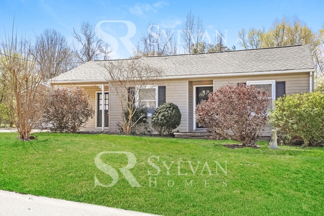 Foto del edificio - The living is easy in this 3 bedroom, 1.5 ...