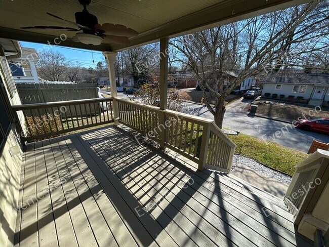 Building Photo - 243 Maple St