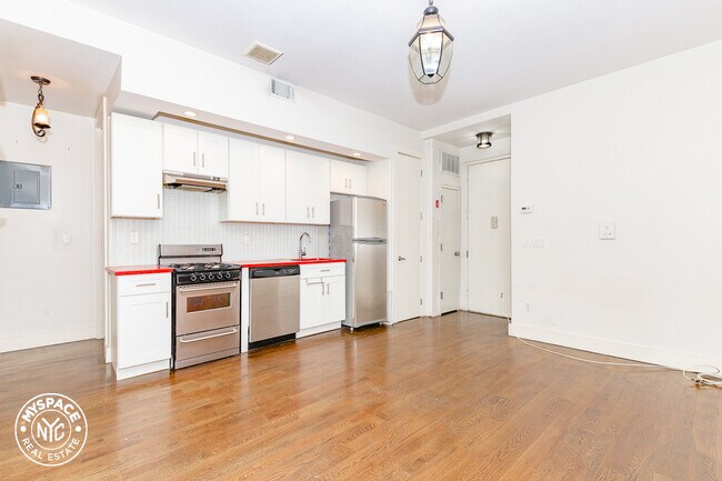 Foto del edificio - 733 Dekalb Ave