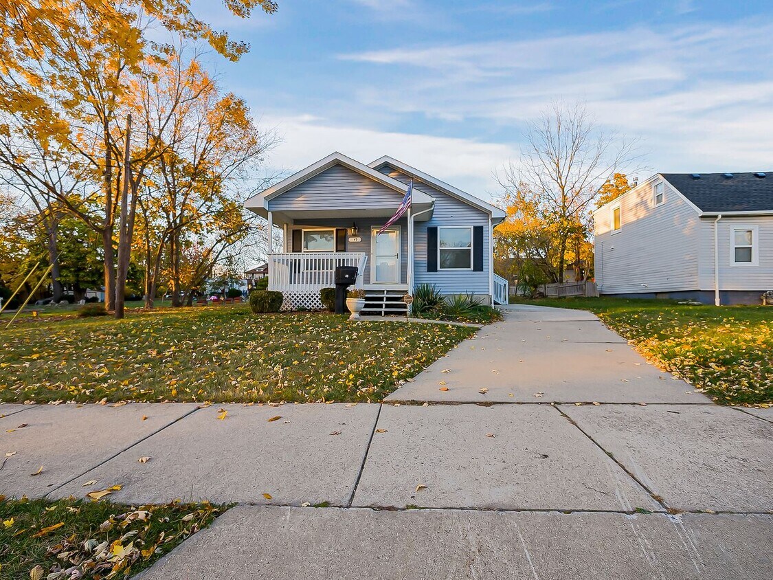 Primary Photo - WELCOME HOME TO THIS 3 BEDROOM RANCH JUST ...
