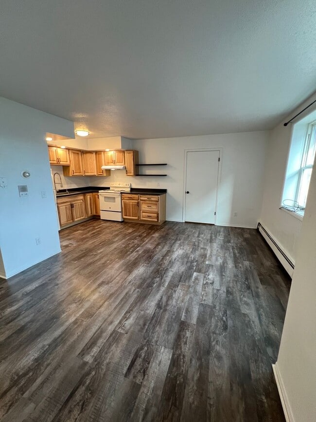Building Photo - Renovated 2 Bedroom Apartment - AVAILABLE AUGUST!
