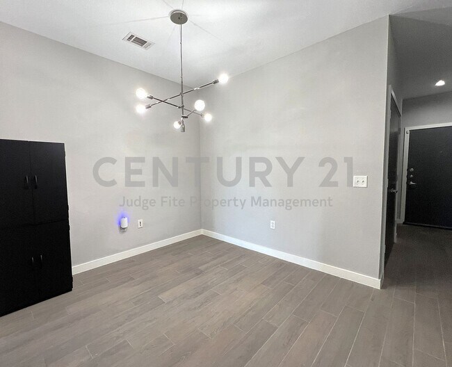 Foto del edificio - Well-Maintained 2/2 Condo Just a Short Walk From SMU!