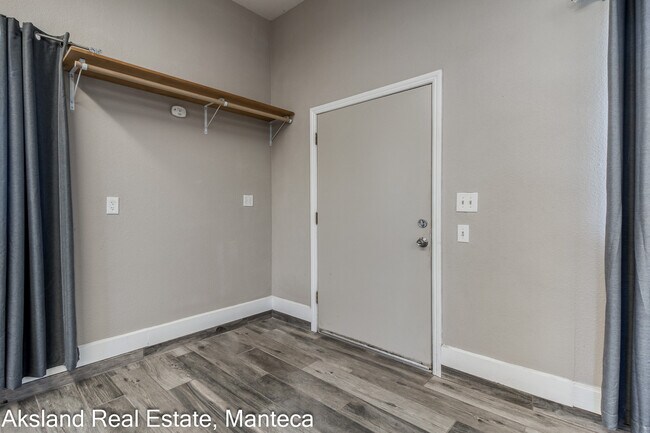 Building Photo - 3009 W Lathrop Rd