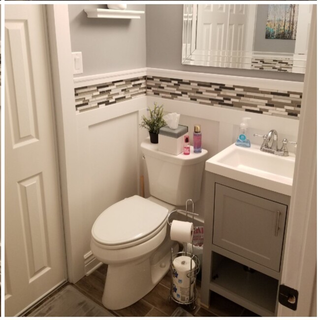 Powder room main floor - 5200 Hilltop Dr