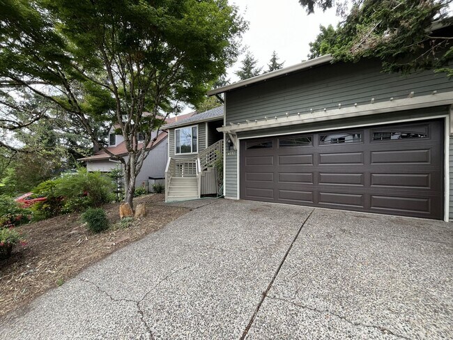 Foto del edificio - Spacious 3-Bedroom Home with Custom Stone Fireplace, Attached 2-Car Garage & Expansive Backyard i...