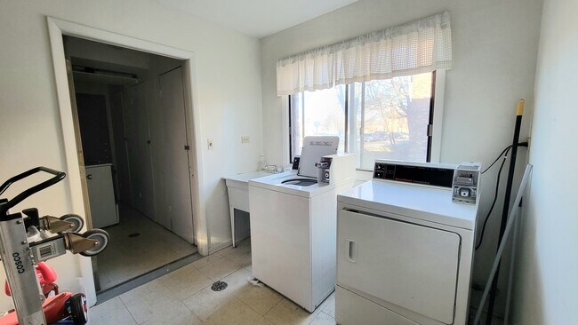 Foto del edificio - 7809 Woodward Ave