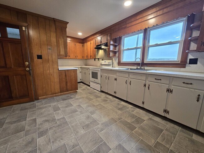 Building Photo - 486 Folly Rd