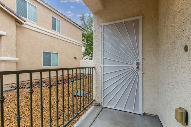Building Photo - NW 3 bedroom with paver patio
