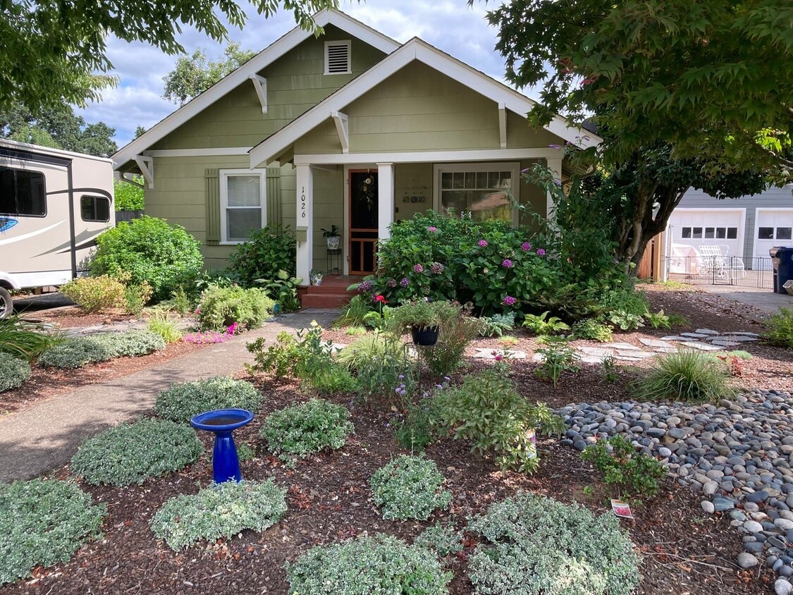 Fully Furnished Cottage in Camas Available for 7 Months! - Fully Furnished Cottage in Camas Available...