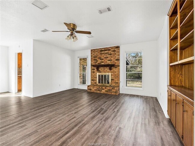 Building Photo - Updated Cozy Home