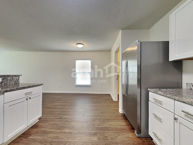 Building Photo - 5057 Thornton Dr