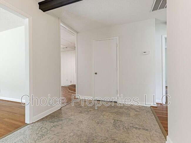 Foto del edificio - 201 Livingston Dr
