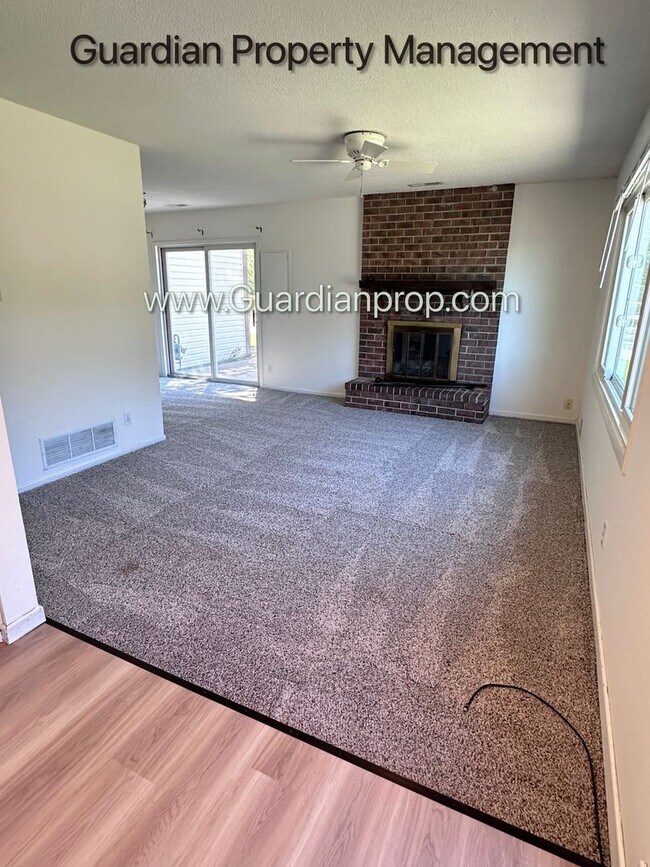 Foto del edificio - Renovated Burnsville Town Home, 2 Car Garage, W/D in Unit, Walk Out Patio, Dishwasher