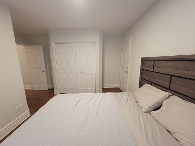 Building Photo - 5466 Av 1Re
