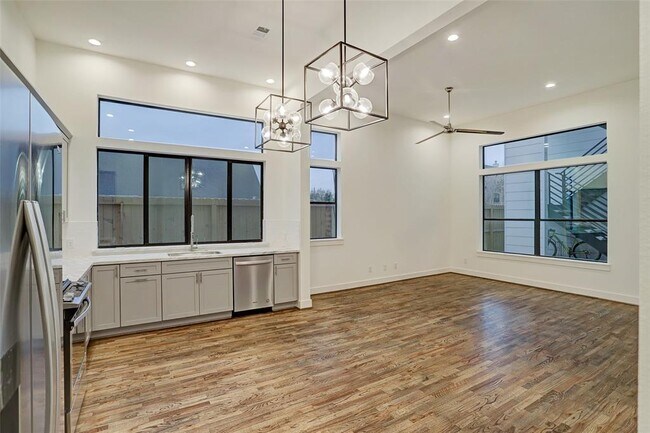 Building Photo - 732 W 22nd St