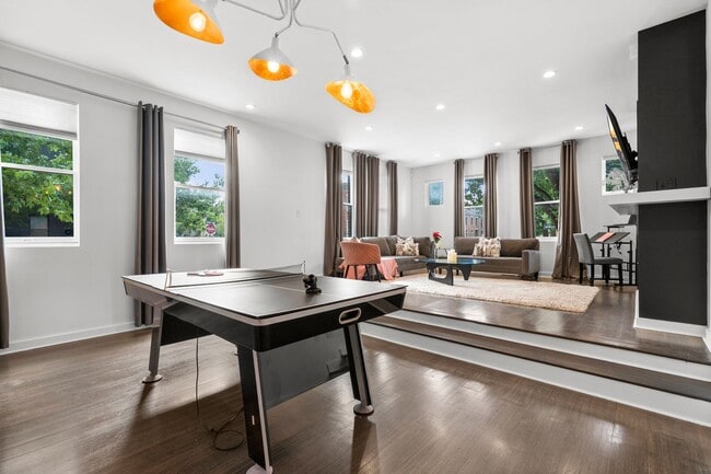 Building Photo - 4 Bedroom / 3 Bathroom Modern Contemporary...