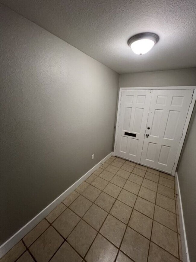 Foto del edificio - Freshly Updated 3 Bedroom Home with Generator, Fenced Yard & Double Carport