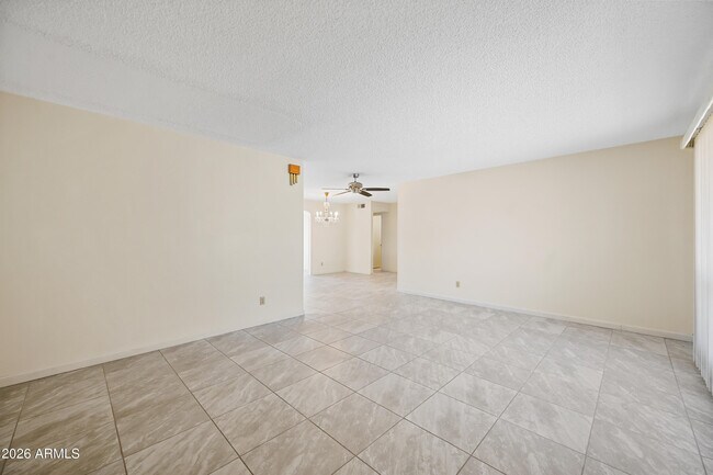 Foto del edificio - 8261 E Fay Ave