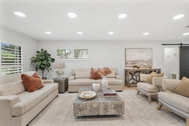 Building Photo - 2830 Fontana Dr