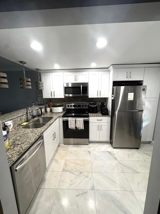Building Photo - 605 Oaks Dr
