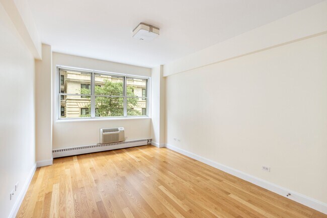 Building Photo - 20 E 68th St