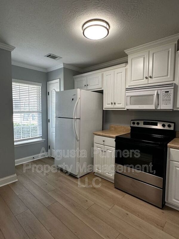 Building Photo - 2120 Whitney S Dr