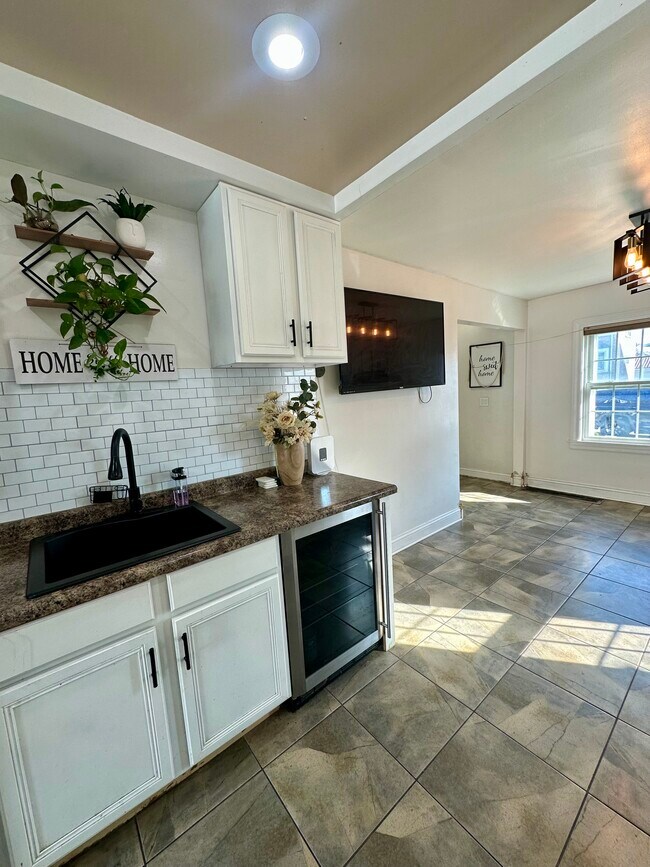 Foto del edificio - 7802 W Victoria St