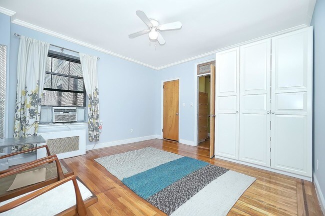Building Photo - 825 W 187th St