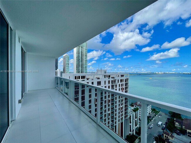 Foto del edificio - 600 NE 27th St