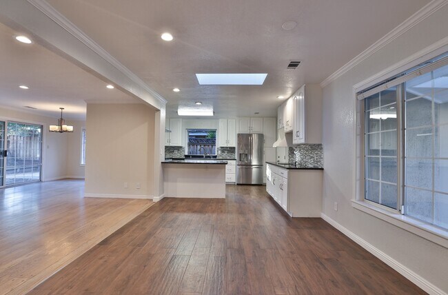 Foto del edificio - Bright 4BR Los Altos Retreat with Central A/C, Attached Garage & In-Unit Laundry