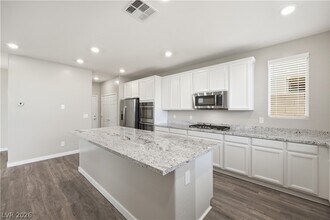 Building Photo - 748 Rogue Wave St