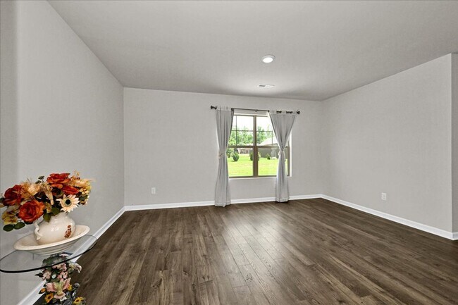 Foto del edificio - 4 Bedroom, 2 Bath