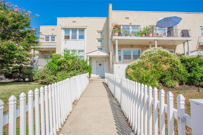 Foto del edificio - 345 Shore Rd