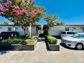 Building Photo - 7820 Brentwood Dr