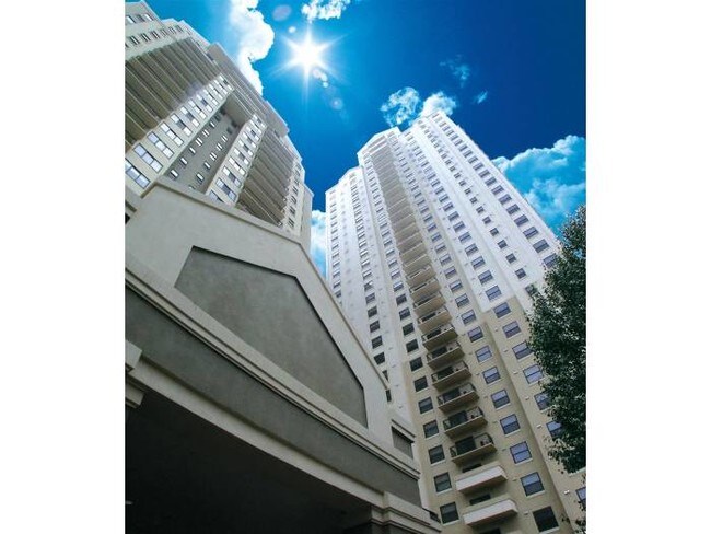 Uno de los únicos 3 condominios de gran altura en Sandy Spring. - 795 Hammond Dr