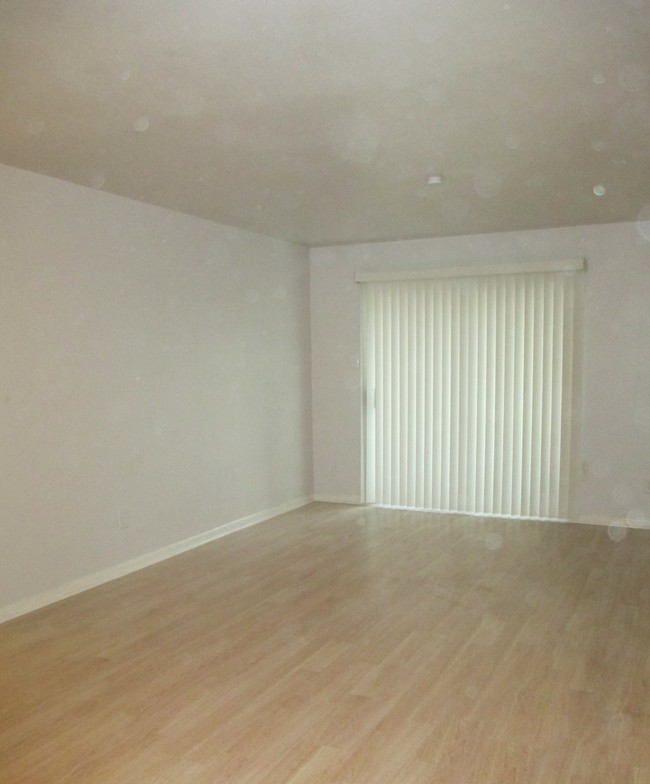 Spacious living room - 8435 Hearth Dr