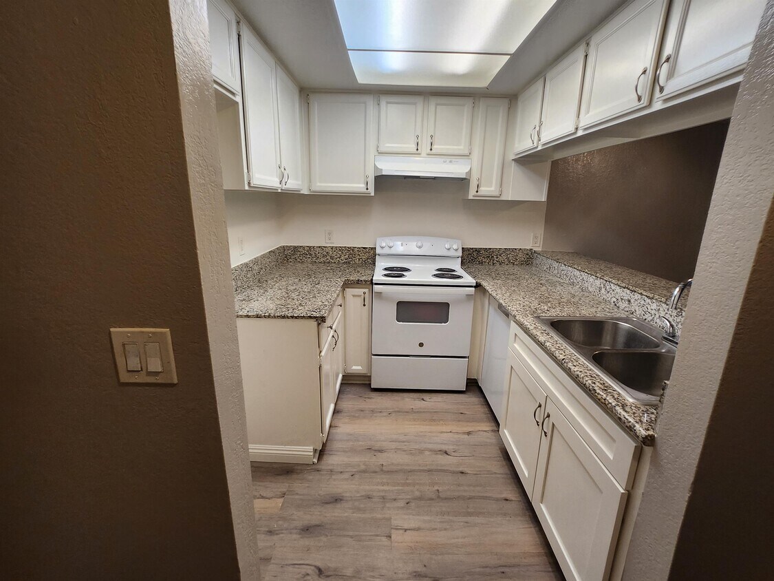 Foto principal - 8938 Tobias Ave