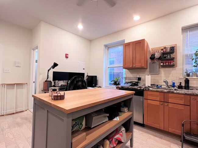 Building Photo - 1627 Wallace St