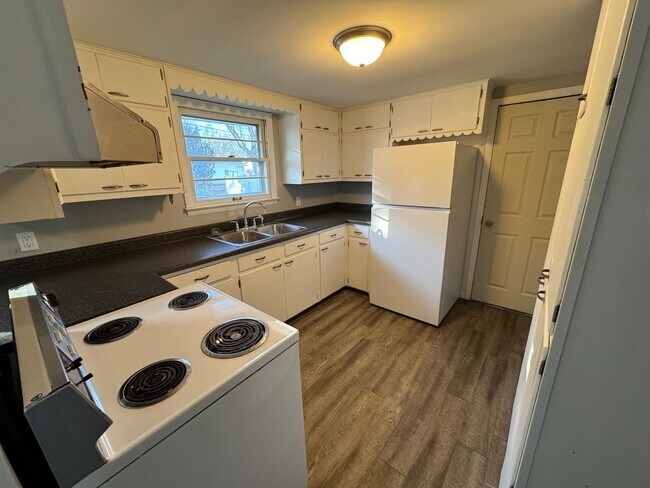 Building Photo - 2 Bedroom House  in Silvis