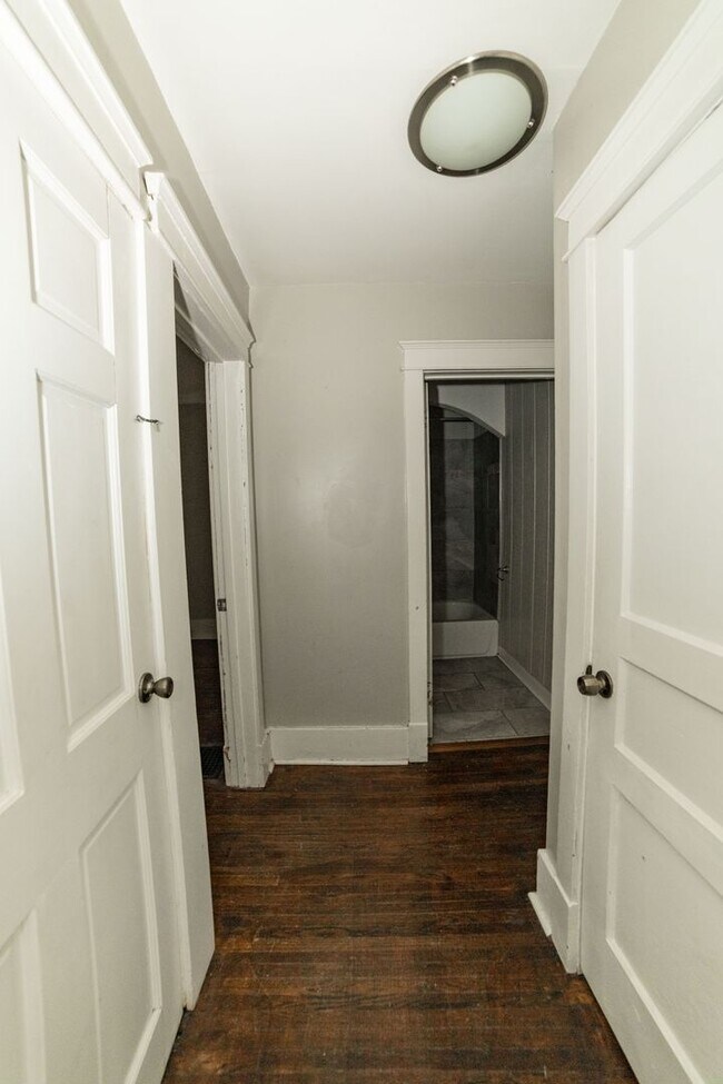 Foto del edificio - 2413 Emmett Ave