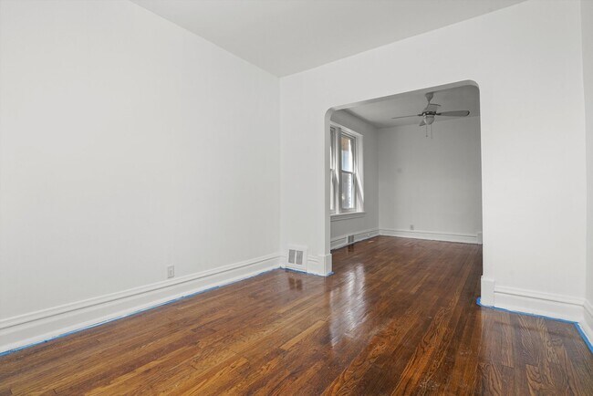 Building Photo - 3636 N Albany Ave