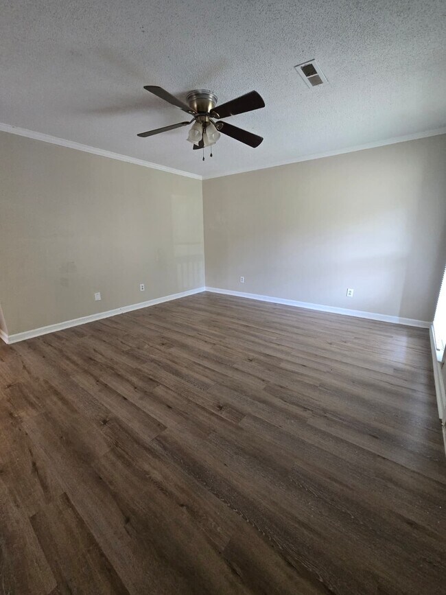 Foto del edificio - 4502 Bonnell Dr NW