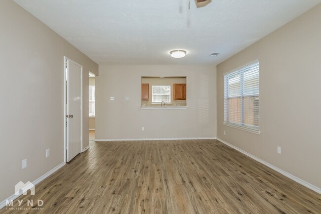 Building Photo - 33119 Cottonwood Bend