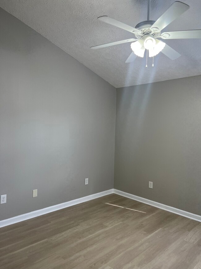 Building Photo - 633 Beaverview Dr