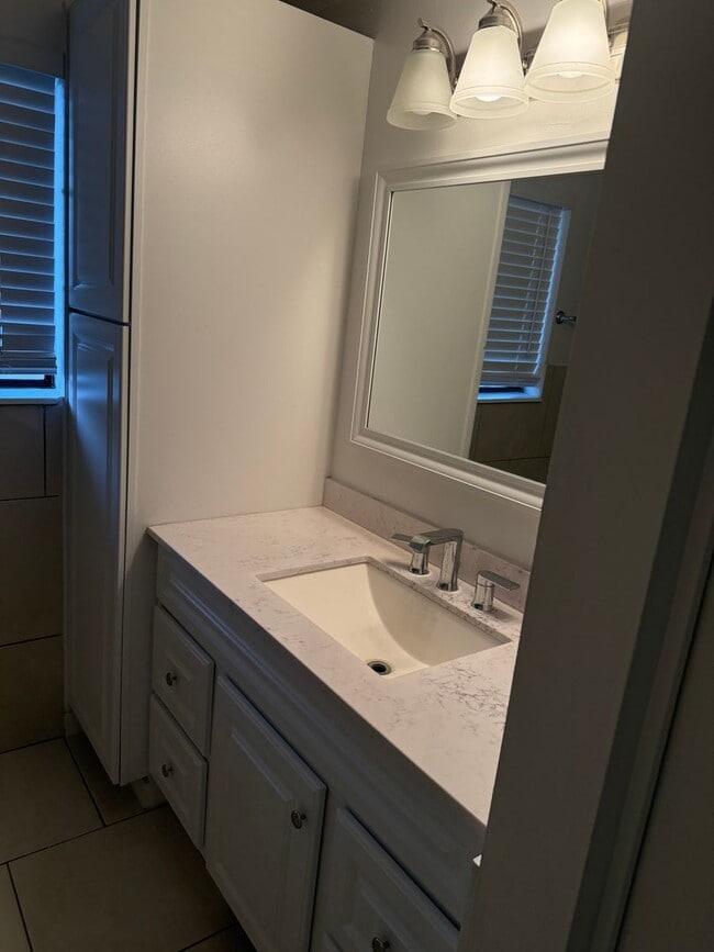 Foto del edificio - Beautiful home with lots of parking and central air