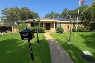 Building Photo - 2325 Ravenwood Dr
